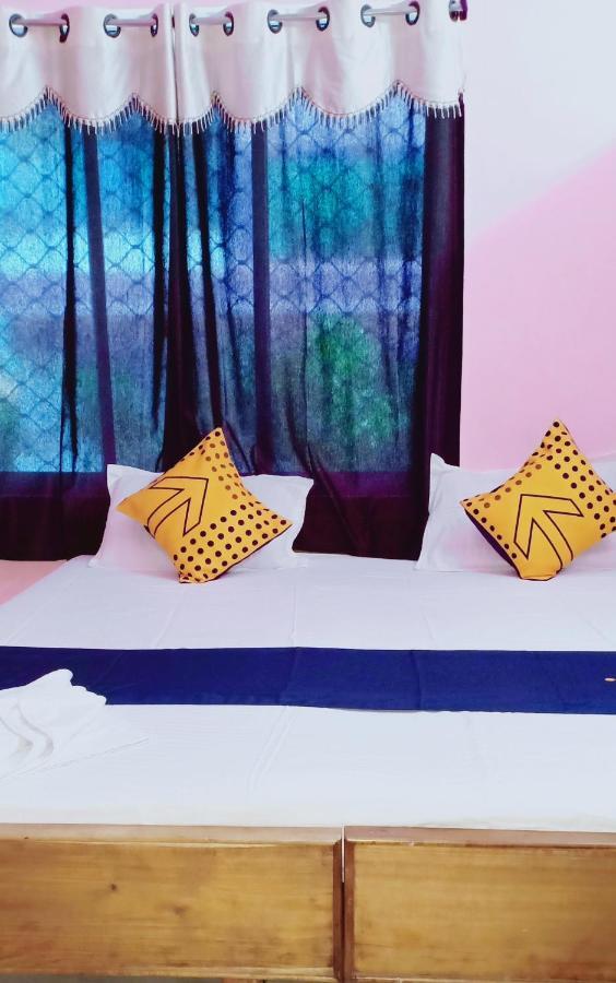 Hotel Gunjan Puri Kültér fotó