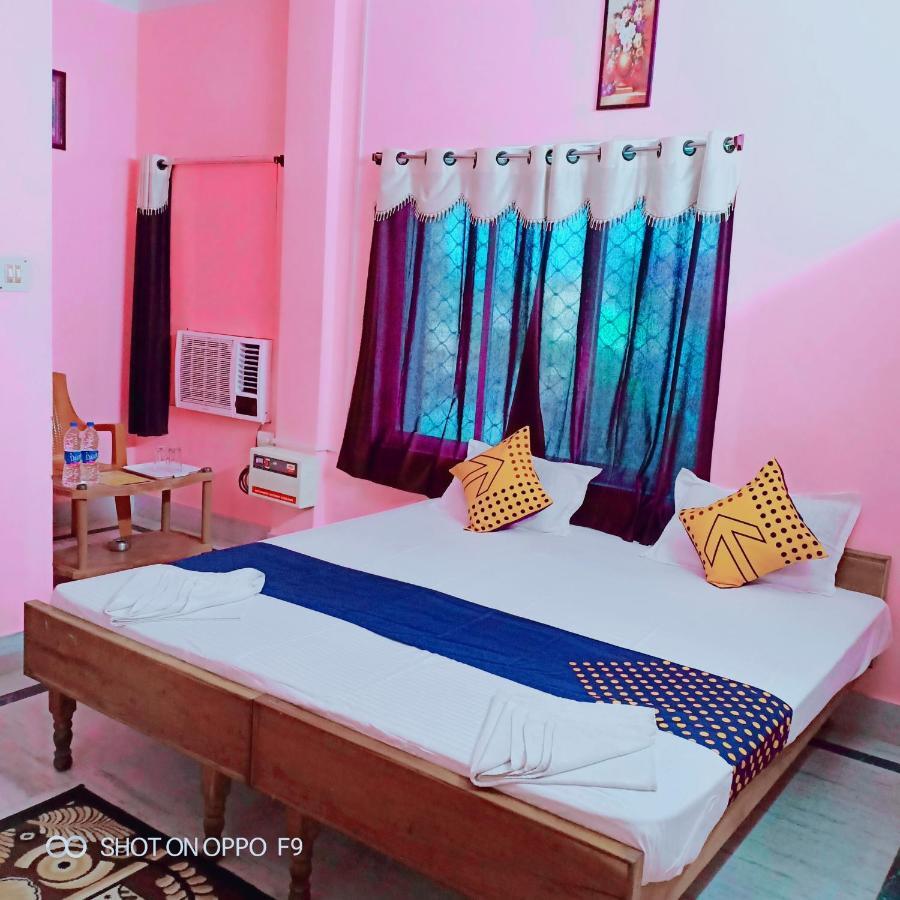 Hotel Gunjan Puri Kültér fotó